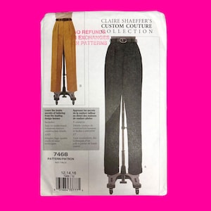 Könnte beinhalten: Eine Schnittmusterhülle für die Claire Shaeffer's Custom Couture Collection, Modellnummer 7468. Die Vorderseite zeigt Illustrationen von zwei hoch taillierten Hosen, eine in Beige und eine in Schwarz, beide mit Gürtel und Falten versehen.