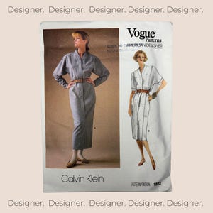 Könnte beinhalten: Ein Vintage-Schnittmuster für ein Kleid von Calvin Klein. Das Schnittmuster stammt von Vogue Patterns und ist für einen amerikanischen Designer. Die Schnittmuster-Nummer ist 1822.