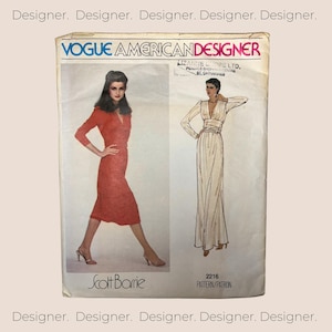 Może przedstawiać: Wzorzec szycia vintage do sukienki od Vogue American Designer. Wzorzec jest do długiej, zwiewnej sukienki z dekoltem w kształcie litery V i paskiem w talii. Wzorzec jest autorstwa Scotta Barrie i ma numer 2216.