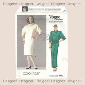 Könnte beinhalten: Ein Vogue Patterns Schnittmusterumschlag für ein Design von Carol Horn, Nummer 1205. Die Vorderseite zeigt zwei Kleider-Varianten: ein cremefarbenes knielanges Kleid und ein langes grünes Kleid mit drapierter Taille, beide mit langen Ärmeln.