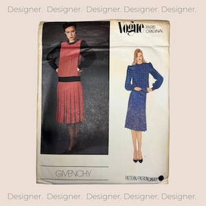 Pode incluir: Um padrão de costura vintage Vogue Paris Original para um vestido da Givenchy. O número do padrão é 2637. O padrão apresenta dois estilos de vestidos diferentes, um em vermelho e outro em azul.