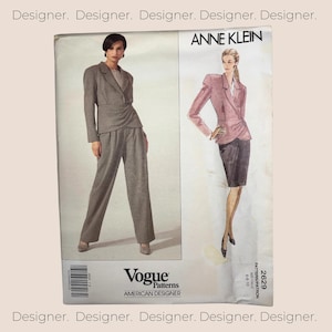 Peut inclure: Un patron de couture vintage pour un tailleur femme par Anne Klein. Le patron est pour un tailleur deux pièces avec une veste et une jupe. Le patron est de Vogue Patterns, American Designer, et est de taille 6-10.