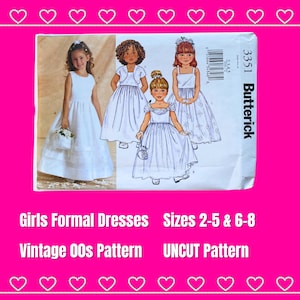 Könnte beinhalten: Vintage-Schnittmuster von Butterick 3351 für Mädchen-Festkleider. Das Schnittmuster enthält drei verschiedene Kleidmodelle in den Größen 2-5 und 6-8. Das Schnittmuster ist unbeschnitten und enthält Anleitungen.