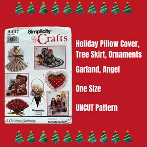 Può includere: Modello Simplicity Crafts numero 9347, un modello non tagliato per una federa natalizia, una gonna per albero, ornamenti, una ghirlanda e un angelo. Il modello include illustrazioni dei progetti finiti.