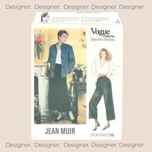 Könnte beinhalten: Ein Vogue Patterns Designer Original Schnittmusterumschlag für das Jean Muir Design 1125. Die Vorderseite zeigt ein Foto einer Person in einer dunkelblauen Jacke und einem schwarzen Rock sowie eine Modeillustration einer weißen Bluse und schwarzen Hose.