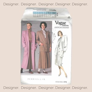 Könnte beinhalten: Eine Vogue Patterns American Designer Schnittmusterhülle, Nummer 1775, von Perry Ellis. Die Vorderseite zeigt Illustrationen von drei Outfits mit langen Mänteln, Blazern und Faltenröcken. Enthält Größentabellen und Textbeschriftungen.