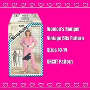 Può includere: Modello di cucito vintage Simplicity per una tuta da donna. Il modello è per le taglie 10-14 ed è non tagliato. Il modello è rosa e bianco con strisce blu. Il modello è degli anni '80.