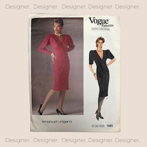 Könnte beinhalten: Ein Vintage-Schnittmuster von Vogue Patterns für ein Kleid von Emanuel Ungaro. Das Schnittmuster ist für ein langärmeliges Kleid mit V-Ausschnitt und einer figurbetonten Silhouette. Das Schnittmuster ist auf weißem Papier mit schwarzem und rotem Text gedruckt. Die Schnittmuster-Nummer ist 1585.