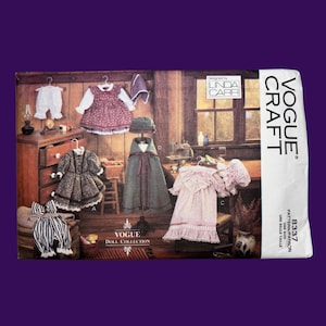 Könnte beinhalten: Ein Vintage-Schnittmuster für Puppenkleidung. Das Schnittmuster enthält fünf verschiedene Designs: ein gestreiftes Kleid, ein Blumenkleid, einen grünen Umhang, ein rosa Kleid mit Spitzenbesatz und ein weißes Kleid mit Spitzenbesatz. Das Schnittmuster ist von Vogue Craft und wurde von Linda Carr entworfen. Die Schnittmuster-Nummer ist 8337.