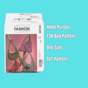 Könnte beinhalten: Ein Schnittmuster für eine Hobo-Tasche, beschriftet mit "Mccall's Fashion Accessories" und "Y2K Bag Pattern". Das Muster ist für eine Größe und ist ein Zuschnittmuster. Das Muster zeigt drei verschiedene Stile von Hobo-Taschen.