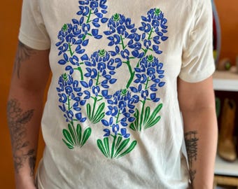 Top corto y camiseta con estampado de flores de lupino azul, serigrafiados y estampados a mano con flores silvestres.