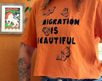 Top corto y camiseta con el lema "La inmigración es hermosa", camiseta con estampado de mariposa monarca hecha a mano.