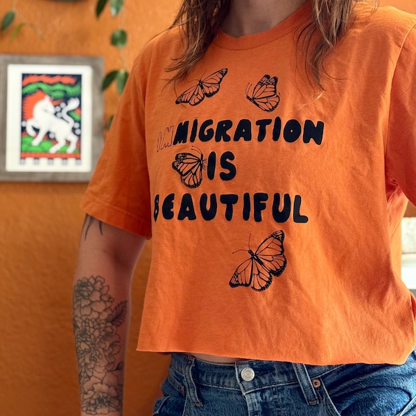 Immigration is Beautiful crop top en T-shirt, met de hand bedrukt T-shirt met monarchvlinder