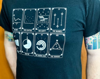 Camiseta con datos de la carta del Tarot gráfica, serigrafiada y impresa a mano.