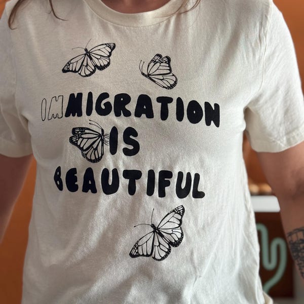Camiseta "La inmigración es hermosa", mariposa monarca, estampada a mano
