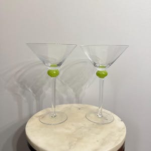 2 Hand-Blown Martini Glasses with Green Decorative Stems – Retro Cocktail Barware