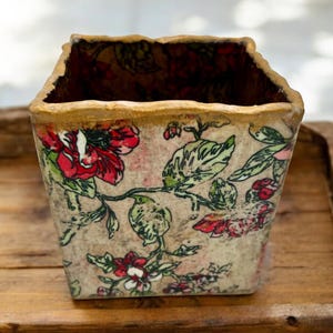 Splendida fioriera/vaso in vetro vintage decoupage di ispirazione asiatica anticata. Finiture smerlate in oro 14K. Perfetto come centrotavola per occasioni speciali.