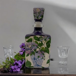 Blå lila hortensia decoupaged tequilaflaska, påfyllningsbar spritkaraff, blommig bardekoration present