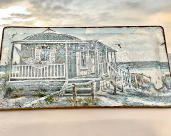 Le trésor de la maison de plage ! Plateau vintage découplé à l'envers avec du papier maison apaisant pour la plage. À peine bleu avec une légère pincée de poussière de diamant.