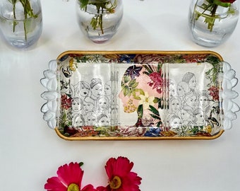 Plateau vintage inversé spécial avec trois sections, poignées fleuries en verre sculpté et bordure dorée. Découpée dans quatre papiers d'une beauté unique.