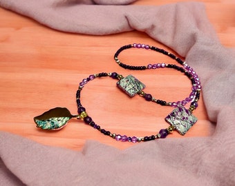 Collar de cristal checo con colgante de hoja de oro púrpura.