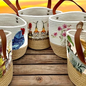 Decoupage'owane wiszące kosze z różnymi fantazyjnymi obrazkami. Tak wiele zabawnych i kreatywnych zastosowań! Wytrzymały skórzany pasek i cztery mosiężne guziki.