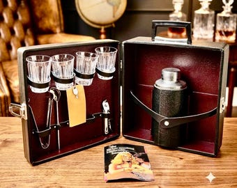 Zestaw barowy Vintage Londonaire Portable Pub Travel Bar - Kompletny zestaw akcesoriów barmańskich z połowy lat 70. w walizce, retro shaker do koktajli Southern Comfort