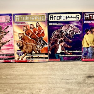 Puede incluir: Un juego de tres tazas de cerámica con un acabado moteado y mate. Las tazas son de color crema, gris claro y gris oscuro. Cada taza tiene un diseño simple y minimalista y un asa redondeada.