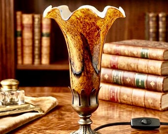 Lampa stołowa w kształcie trąbki ze szkła artystycznego w stylu vintage | Karbowany klosz ze szkła bursztynowo-brązowego | Ozdobna podstawa z odlewanego metalu | Oświetlenie akcentujące