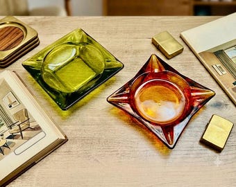 Vintage glazen asbakken uit het midden van de eeuw - set van 2, amber starburst en avocadogroen vierkant zwaar glazen tabaksglas, MCM salontafeldecor