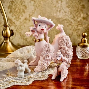 Vintage roze spaghetti poedel beeldjes set van 3 - Keramische poedelfamilie uit het midden van de 20e eeuw met gouden rand en kapje - Retro Hollywood Regency decoratie
