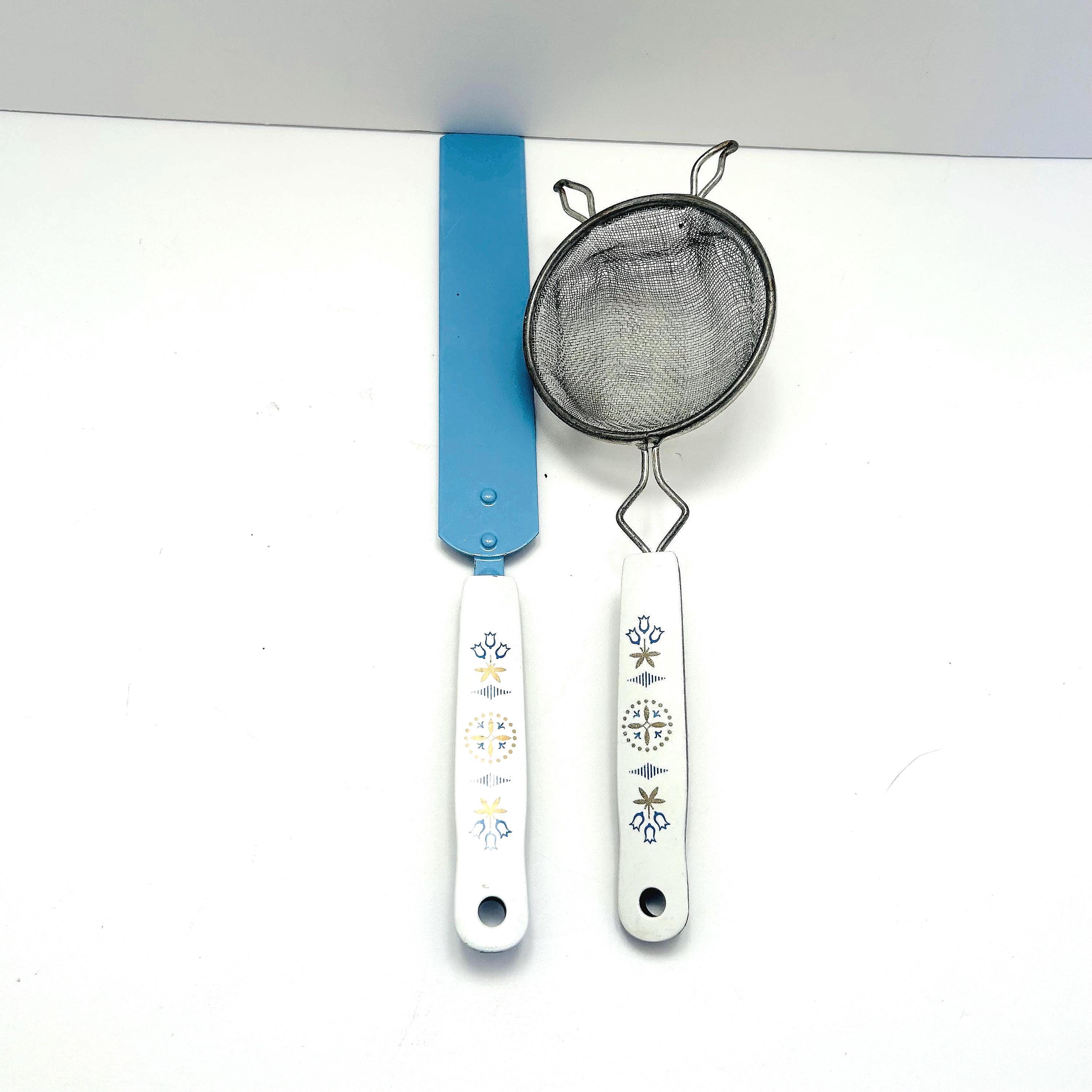 MCM EKCO Vanadium Blue Dutch Tulip Blue Cake Icing Spatula and Ekco mesh strainer white handle blue tulip des. Swedish Kitchen Decor.