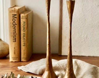 Teksturowane mosiężne świeczniki stożkowe – zestaw 2 wysokich, smukłych świeczników – organiczny, nowoczesny wystrój