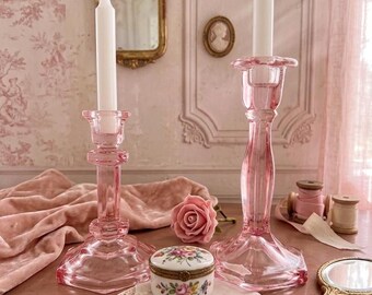 Vintage roze glazen kandelaars - niet-overeenkomende set van 2, roze depressiestijl zeshoekige taps toelopende basis, romantisch eclectisch tablesca