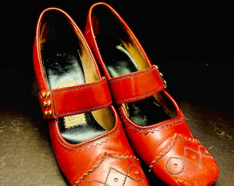 Scarpe con tacco vintage in pelle rossa stile Mary Jane town and country anni '60