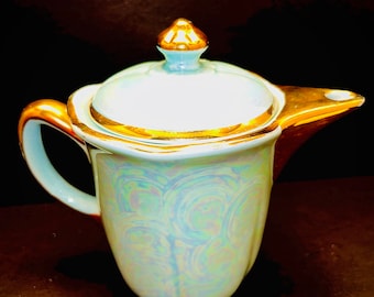 Théière vintage bleu irisé finition lustré avec poignée et bordure dorées