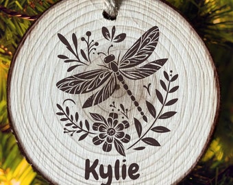 Adorno personalizado de rodaja de madera con libélula floral: decoración rústica grabada con láser.