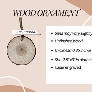 Puede incluir: Un adorno redondo de madera sin terminar con un patr&oacute;n de veta de madera natural. Mide 2,8 pulgadas por 3 pulgadas de di&aacute;metro y tiene un grosor de 0,35 pulgadas. El adorno est&aacute; grabado con l&aacute;ser y tiene una cuerda de yute para colgar.
