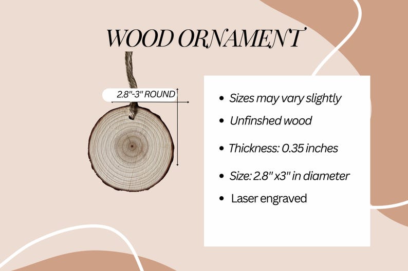 Puede incluir: Un adorno redondo de madera sin terminar con un patr&oacute;n de veta de madera natural. Mide 2,8 pulgadas por 3 pulgadas de di&aacute;metro y tiene un grosor de 0,35 pulgadas. El adorno est&aacute; grabado con l&aacute;ser y tiene una cuerda de yute para colgar.