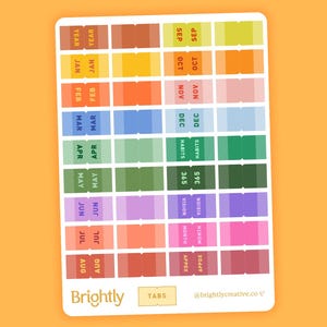 Peut inclure: Une feuille d'autocollants avec des onglets colorés pour la planification. Chaque onglet est étiqueté avec un mois, une habitude ou un autre terme de planification. Les onglets sont disposés en grille et présentent un dégradé de couleurs. La marque "Brightly" est en bas.
