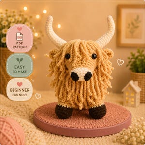 Peut inclure: Peluche crochetée représentant une vache des Highlands avec une crinière hirsute brun clair et un museau blanc. La vache a des yeux noirs et des cornes incurvées. La peluche est sur une plateforme rose. Le texte indique "PDF Pattern", "Easy to Make" et "Beginner Friendly".