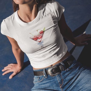 Martini Glass Baby-T-Shirt, Cherry Martini-Shirt, Kleidung im Stil der 90er Jahre, y2k Baby-T-Shirt,