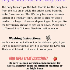 Peut inclure: Texte sur fond rose clair informant sur les baby tees, leur taille et les instructions de lavage. Mention d'une remise multi-articles et invitation &agrave; consulter l'annonce de la boutique pour les codes sp&eacute;ciaux.