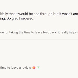 Peut inclure: Capture d'&eacute;cran d'avis clients Etsy. L'image pr&eacute;sente des &eacute;valuations avec des notes, des noms de clients et des dates. Un avis dit "Absolutely adorable!" et un autre dit "Love it!!!! Just like the picture."