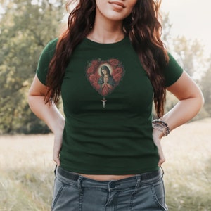 Camiseta de bebé Virgen María, Camiseta de bebé verde bosque para mujer, Camiseta del rosario, Camiseta de bebé Y2K, Camiseta de fe, Camiseta religiosa, Ropa coqueta, Camiseta de bebé Y2K