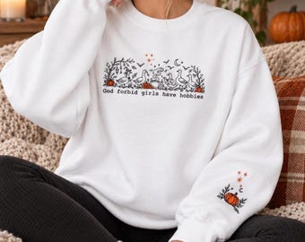 God verbiedt dat meisjes hobby's hebben - geborduurd sweatshirt, griezelige gans - Halloween-trui met ronde hals