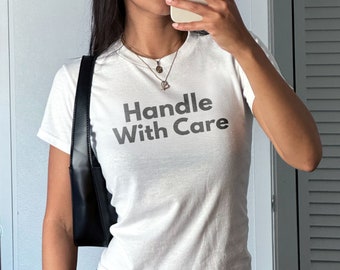 Handle with Care Baby-T-Shirt, 90er Jahre Baby-T-Shirt, Y2K Slogan-Baby-T-Shirt, ästhetisches Baby-T-Shirt, Geschenk für sie, 90er Jahre Baby-T-Shirt für Mädchen