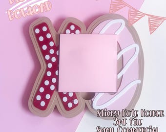 Op de afbeelding: Een roze memohouder in de vorm van "XO" met een roze vierkante memoblaadje in het midden. De "X" is rood met witte stippen. De "O" is een roze donutvorm met witte glazuur. De woorden "Digitale download" staan bovenaan.