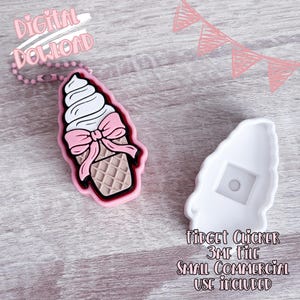 Puede incluir: Un dije de cono de helado rosa con un remolino blanco, un lazo rosa y un diseño de cono de gofre. El dije está unido a una cadena de cuentas rosas. La imagen también incluye un molde de clicker fidget blanco y el texto "DESCARGA DIGITAL".