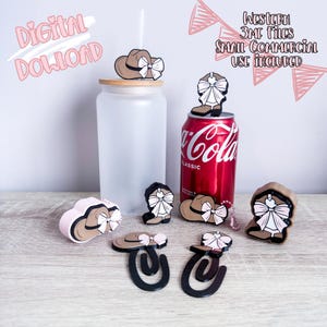 Puede incluir: Una colección de accesorios con temática del oeste, que incluye un sombrero de vaquero, una bota de vaquero y remolinos decorativos. Los accesorios son en tonos marrón, negro y rosa, con lazos blancos. También hay un vaso de vidrio esmerilado y una lata de Coca-Cola. El texto "Digital Download" es visible.